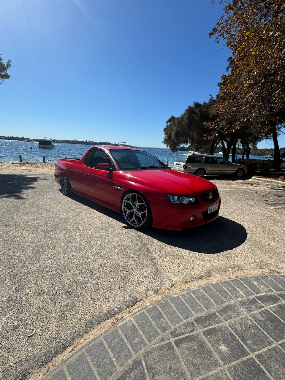 VZ Ute slammed by the river